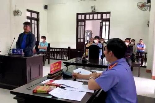 Lái xe đầu kéo chặn ngang cao tốc thách thức CSGT, nhận 12 tháng tù