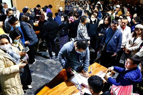 Phụ huynh Hà Nội xếp hàng từ chiều đến đêm mua hồ sơ vào lớp 1 cho con