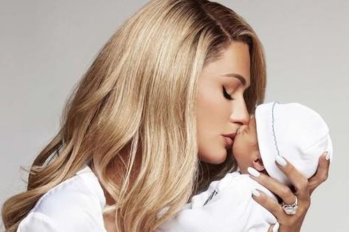 Paris Hilton khoe ảnh con trai mới chào đời, tiết lộ đã chọn tên từ 10 năm trước