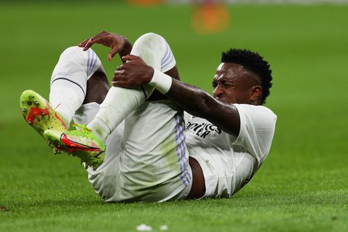 Real gây thất vọng dù được chơi hơn người ở derby Madrid