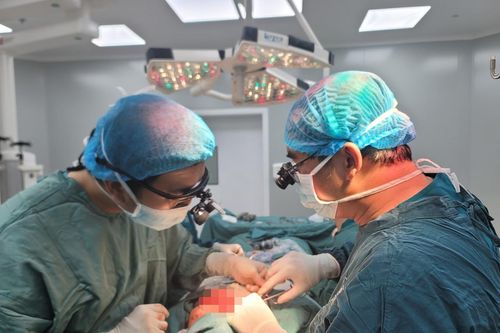 Bác sĩ biến hóa xương chân thành xương hàm, chiếc lưỡi từ da tay
