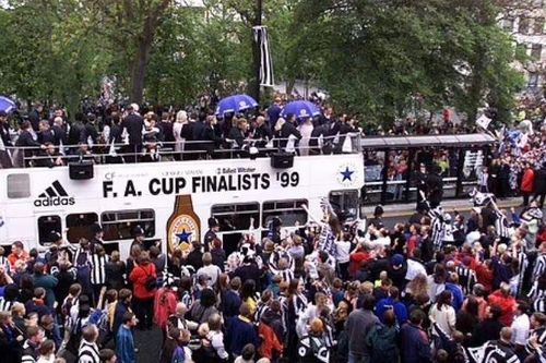 Newcastle từng diễu hành bằng xe buýt sau khi thua MU ở chung kết