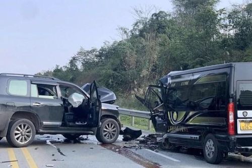 Ô tô đâm xe khách trên cao tốc Nội Bài-Lào Cai, 4 người bị thương