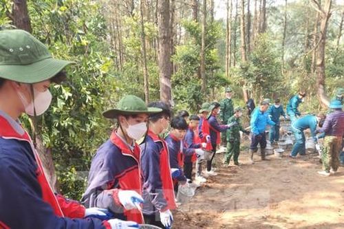 Giới trẻ xứ Lạng hào hứng trải nghiệm, chung tay xây dựng đường lên cột mốc
