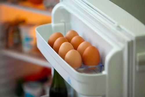 Lý do không nên bảo quản trứng ở cánh cửa tủ lạnh