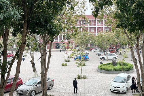 Đình chỉ công tác cô giáo bắt học sinh đứng vì tiền tài trợ giáo dục