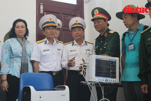 Những thầy thuốc 'áo xanh' trên đảo - Bài 1: Cứu người giữa trùng khơi