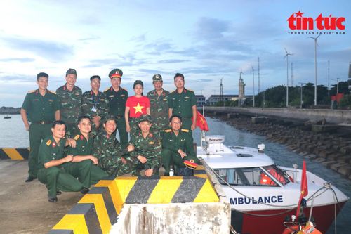 Những thầy thuốc 'áo xanh' trên đảo - Bài cuối: Đưa Trường Sa gần hơn với đất liền