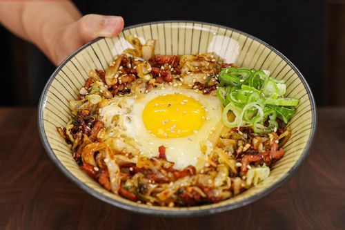 Học làm cơm cải bắp xào thịt heo kiểu Hàn