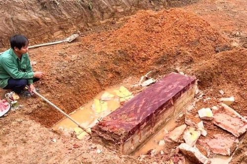Phát hiện cỗ quan tài nặng nửa tấn khi đào móng nhà