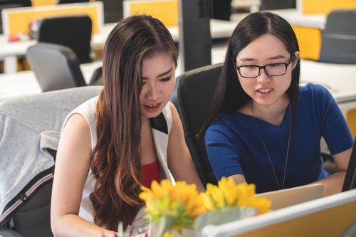 Nên kết bạn với ai tại chốn văn phòng