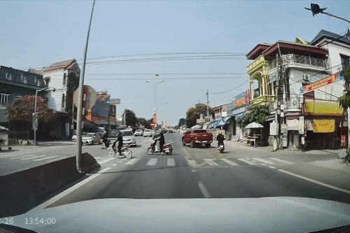 Tránh xe máy sang đường, tài xế ôtô gây tai nạn ngay giao lộ