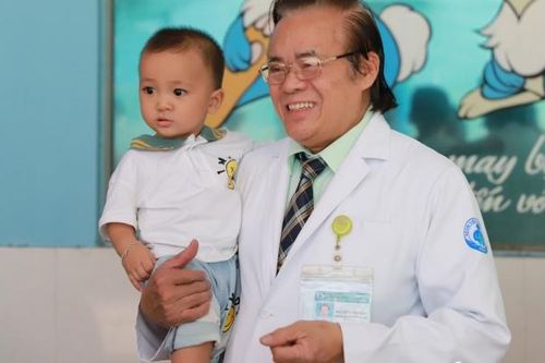 Người 'tái sinh' nụ cười, mang cuộc đời mới cho những đứa trẻ 'bị giấu đi'
