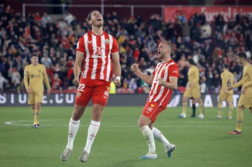 Vừa bị MU loại, Barca lại thua sốc ở La Liga
