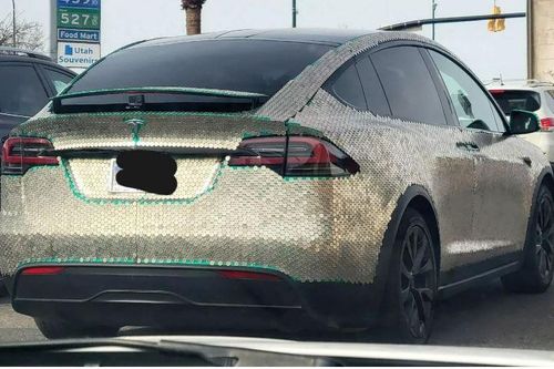 Chủ nhân chiếc Tesla chơi lớn, phủ kín thân xe bằng đồng xu