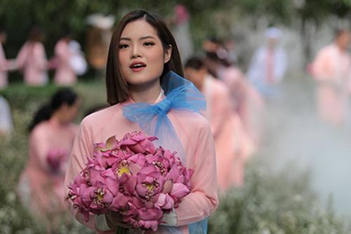 Lần hiếm hoi 100 y, bác sĩ phụ sản hát và trình diễn catwalk