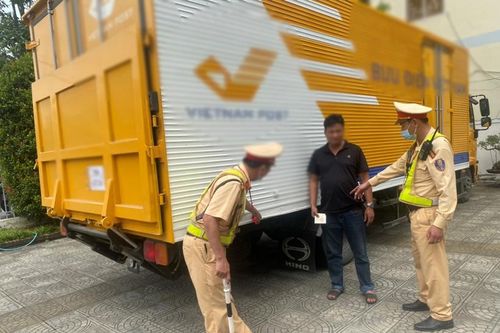 Tài xế lái ôtô tải gây tai nạn rồi bỏ chạy khỏi hiện trường.