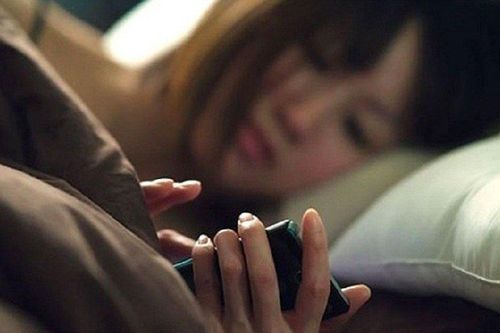 Cô gái suýt bị mù vì thường xuyên dùng điện thoại kiểu này