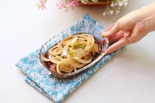 Hành tây ngâm chua ngọt: Hết hẳn vị hăng, giòn ngon ăn kèm món gì cũng hợp