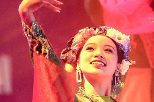 Nữ sinh Báo chí trổ tài với nghệ thuật cổ truyền tại Press Beauty 2023