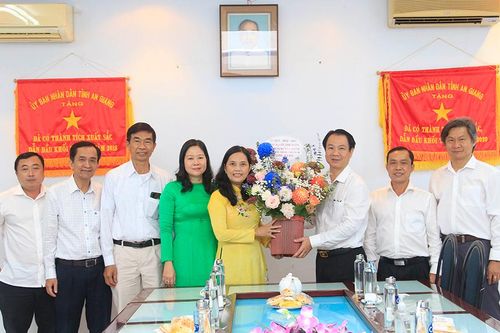 Thành ủy, HĐND, UBND, UBMTTQVN TP. Long Xuyên thăm, chúc mừng Ngày Thầy thuốc Việt Nam