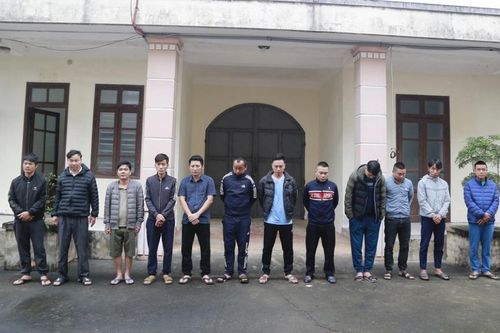 Bắt giữ 12 đối tượng đánh bạc trong các lô cốt kiên cố