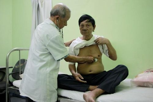 Những thầy thuốc tuổi ''xưa nay hiếm'' miệt mài khám bệnh thiện nguyện