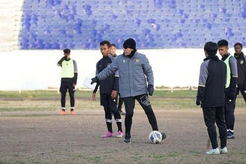 Sân tập của U20 Indonesia bị ví như 'chuồng bò'