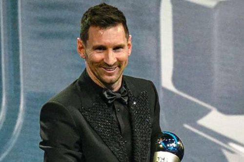 Messi nhắc con đi ngủ sau khi nhận giải FIFA The Best