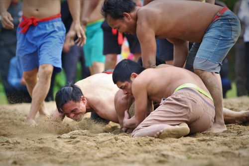 Trai làng xô đẩy, vật lộn trên cát cướp cù