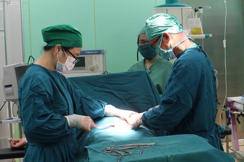 Thủng trực tràng do thụt rửa hậu môn bằng vòi xịt