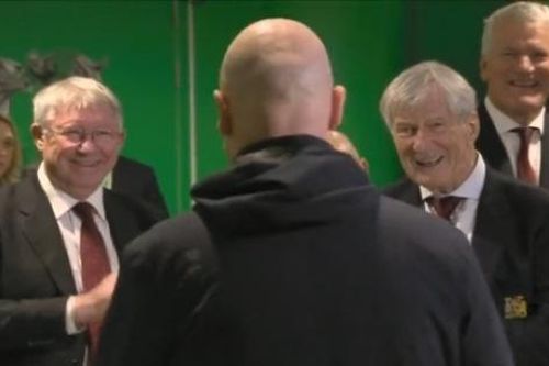 Video Sir Alex Ferguson đợi chúc mừng HLV Ten Hag trong đường hầm