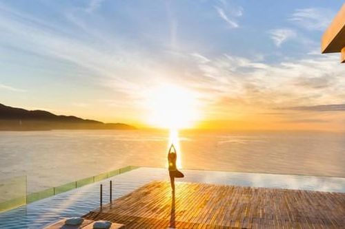 Điểm danh resort, khách sạn sang xịn nguy cơ 'bay màu' trên sàn chứng khoán