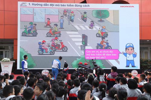 Honda Việt Nam tổ chức các sự kiện trao tặng mũ bảo hiểm cho học sinh lớp Một và lớp Hai
