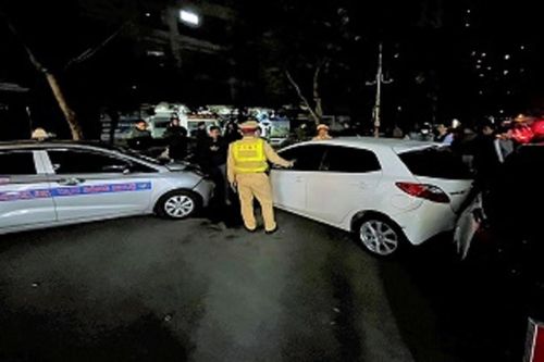 Ô tô đâm liên hoàn vào 4 xe khác trong khu đô thị ở Hà Nội