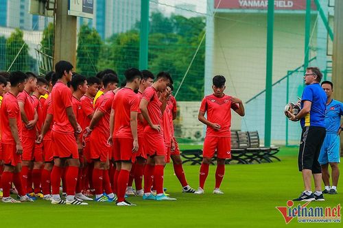 HLV Philippe Troussier ra mắt U23 Việt Nam lúc... gần nửa đêm