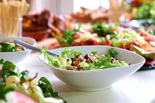 Loại rau nhan nhản đầy chợ Việt Nam thành của hiếm, ít người mua được ở đây