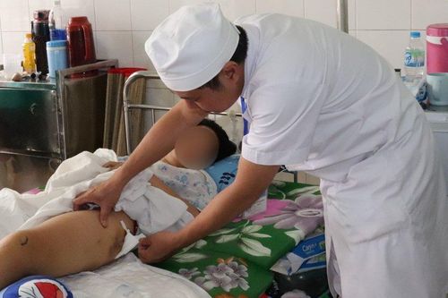 Đồng Nai: Lần đầu mổ kết hợp 2 chân cùng lúc cho bệnh nhi