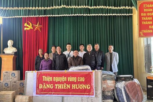 Cô đồng Đặng Thiên Hương không ngừng trao gửi tấm lòng vàng yêu thương
