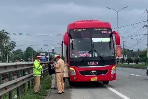 Xe khách Bắc – Nam làm giả tem kiểm định, chở khách vượt trạm CSGT