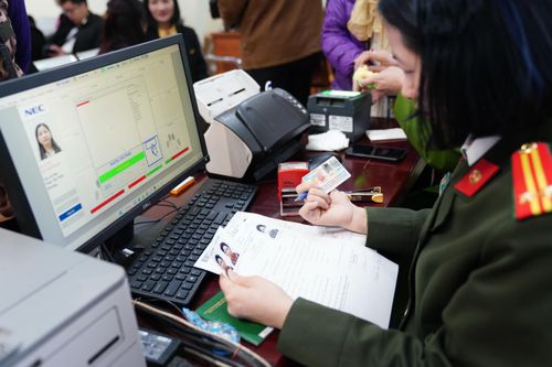 Lấy mẫu vân tay người dân trong ngày đầu cấp hộ chiếu gắn chip