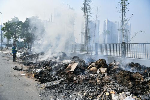 Bãi rác cháy ngùn ngụt cạnh trụ sở Viettel và công viên 740 tỷ