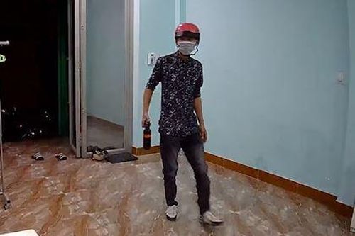 Thanh niên thủ bình xịt hơi cay vào nhà dân ở TP.HCM trộm điện thoại