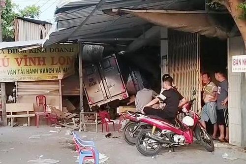 Xe tải va chạm ôtô khách rồi tông sập nhà dân
