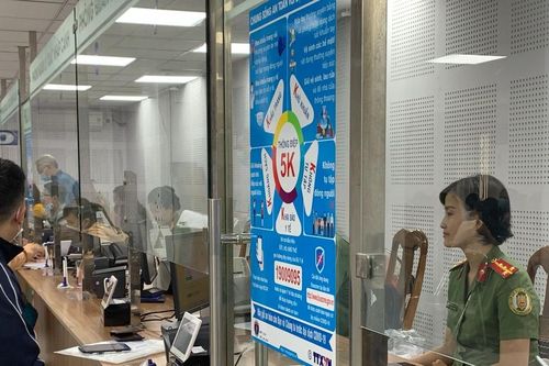Công an TPHCM tiếp nhận gần 600 hồ sơ cấp hộ chiếu có gắn chip trong ngày đầu