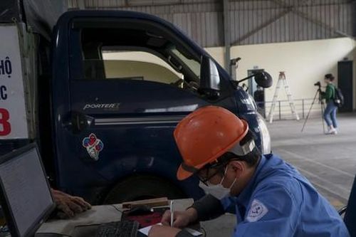Có nên để đăng kiểm viên đang bị điều tra đi làm?