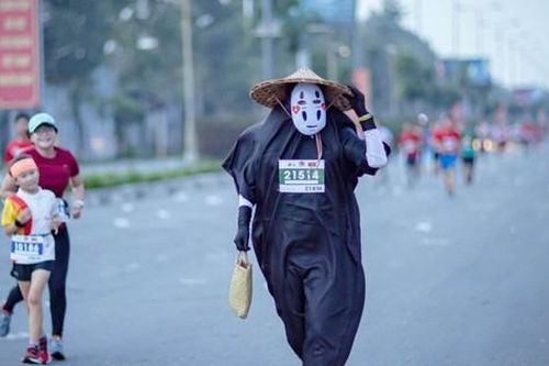 Bác sĩ nổi tiếng đeo mặt nạ giấu mặt khi chạy: Dành sự trang nghiêm, tự hào ở Tiền Phong Marathon