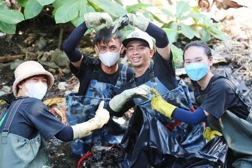 Ngâm mình trong dòng nước đen cứu những dòng kênh đang chết