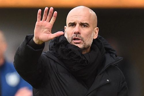 Pep Guardiola… giãy nảy khi nhắc đến cú ăn ba của Man City