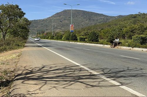 Người dân mở đường nối trái phép trên cao tốc Liên Khương - Prenn